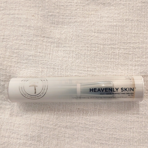 IT Cosmetics CC+ Skin Perfecting Brush 702 NEW - Picture 1 of 5